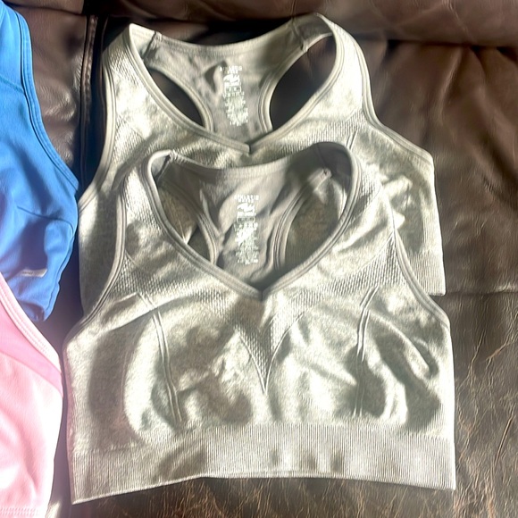 Set of 4 sports bras gently worn size medium brand is athletics works - Picture 3 of 5